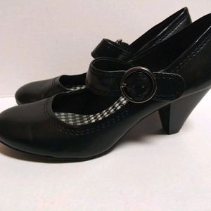 American Eagle pumps.  Retro style size 7